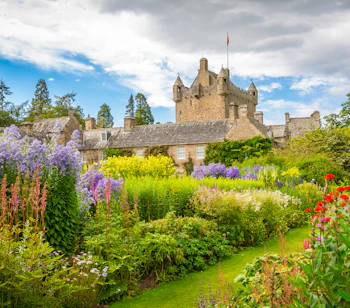 Det romantiske Cawdor Slot med frodige haver og dam nær Inverness i de skotske højland, perfekt til kulturrejser