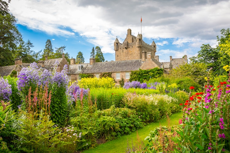 Det romantiske Cawdor Slot med frodige haver og dam nær Inverness i de skotske højland, perfekt til kulturrejser