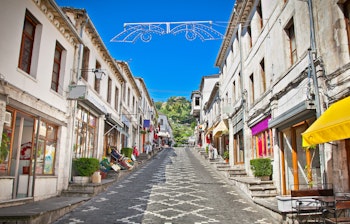Historisk hovedgade i Gjirokaster, Albanien med traditionel ottomansk arkitektur og stenhuse - en UNESCO verdensarvslokalitet i Balkan