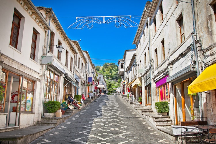 Historisk hovedgade i Gjirokaster, Albanien med traditionel ottomansk arkitektur og stenhuse - en UNESCO verdensarvslokalitet i Balkan
