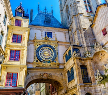 Det historiske Gros-Horloge astronomiske ur i Rouen, et berømt middelalderligt vartegn i Normandiet, Frankrig
