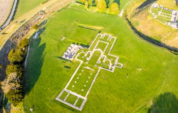 Luftfoto af historiske Old Sarum i Wiltshire, England - et fascinerende oldtidsmonument med voldgrave, ruiner og grønne omgivelser nær Salisbury