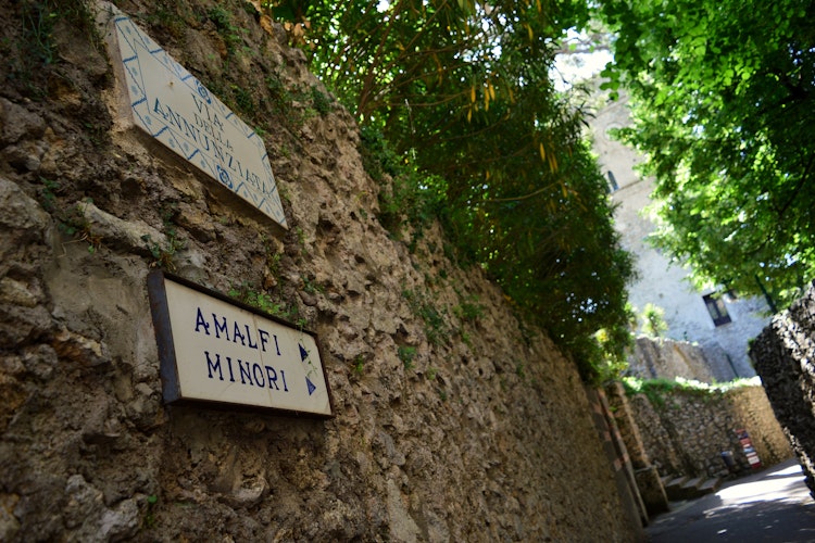 Historiske stengader i Ravello med vejskilte mod Amalfi og Minori på den smukke Amalfikyst i Italien