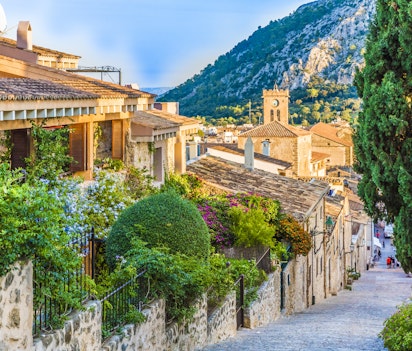 Charmerende stentrapper og traditionel arkitektur i den historiske landsby Pollenca på Mallorca, Spanien