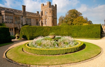 Det historiske Sudeley Castle med smukke haver i det idylliske Cotswolds landskab i England