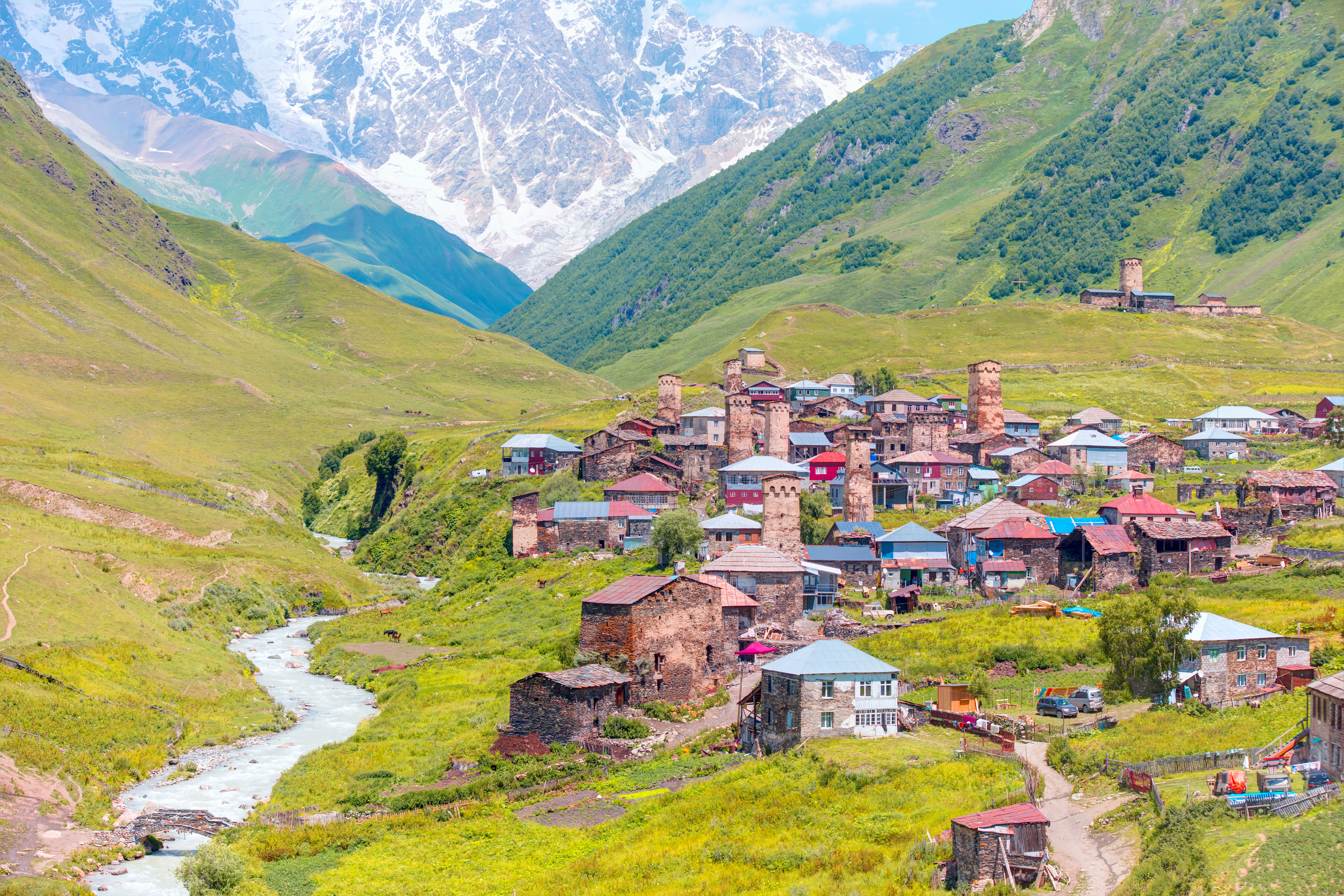 Traditionelle middelalderlige Svan-tårne i Ushguli landsby med Kaukasus-bjerge i baggrunden, Upper Svaneti, Georgien
