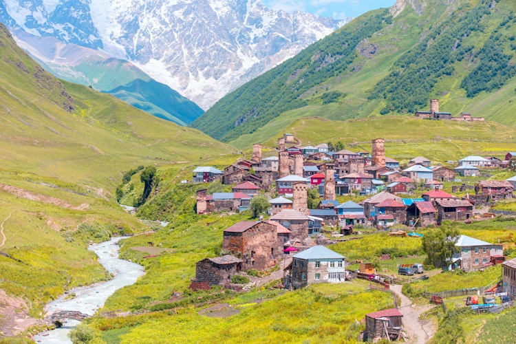 Traditionelle middelalderlige Svan-tårne i Ushguli landsby med Kaukasus-bjerge i baggrunden, Upper Svaneti, Georgien