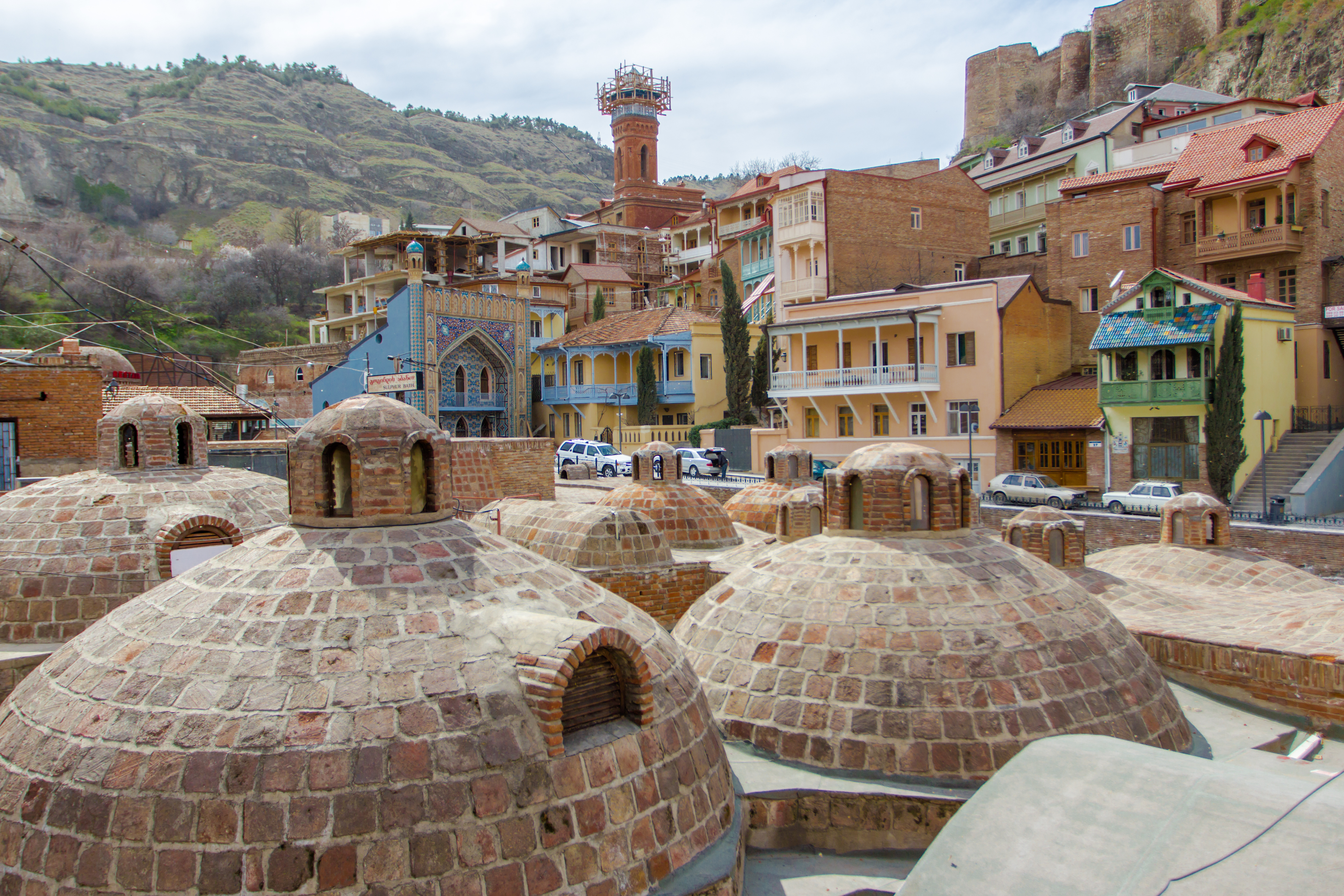 Historiske svovlbade med kuppelformede tage i Tbilisis gamle bydel, Georgien, med karakteristisk islamisk arkitektur