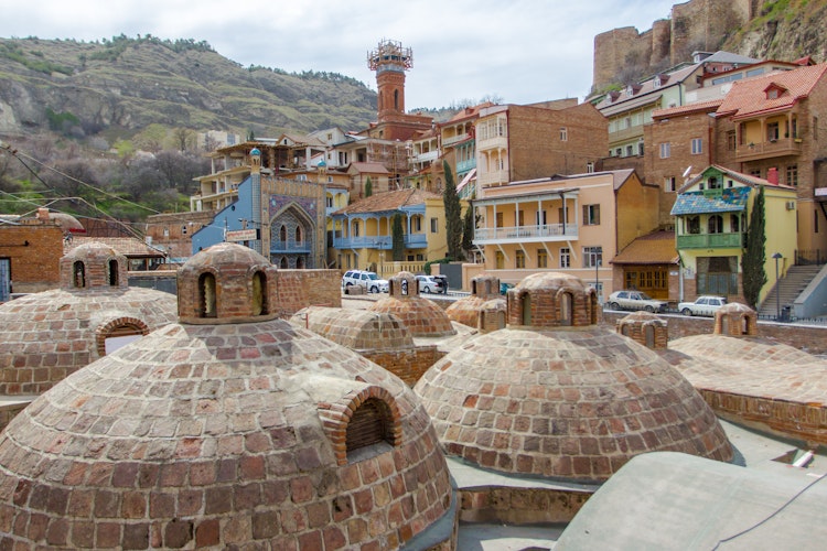 Historiske svovlbade med kuppelformede tage i Tbilisis gamle bydel, Georgien, med karakteristisk islamisk arkitektur