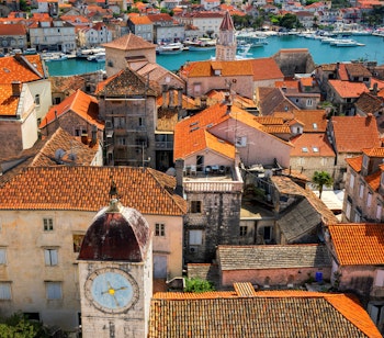 Panoramaudsigt over den historiske by Trogir i Kroatien med dens maleriske havn, middelalderarkitektur og UNESCO-beskyttede bymidte ved Adriaterhavet