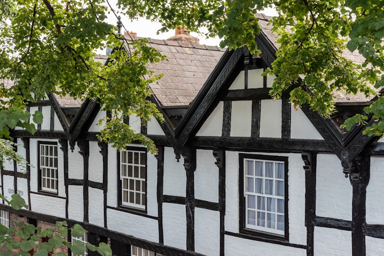 Charmerende halvtømmer-bygninger i Tudor-stil i den muromkransede by Chester i Cheshire, England