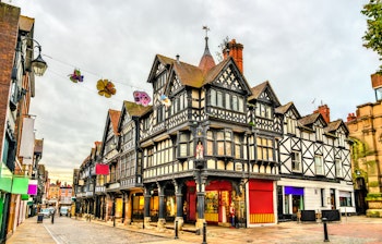 Traditionelle Tudor-bygninger med karakteristisk bindingsværk i den historiske by Chester, England