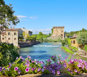 Den idylliske vandmølleby Borghetto med middelalderbroen over Mincio-floden i Veneto, Italien