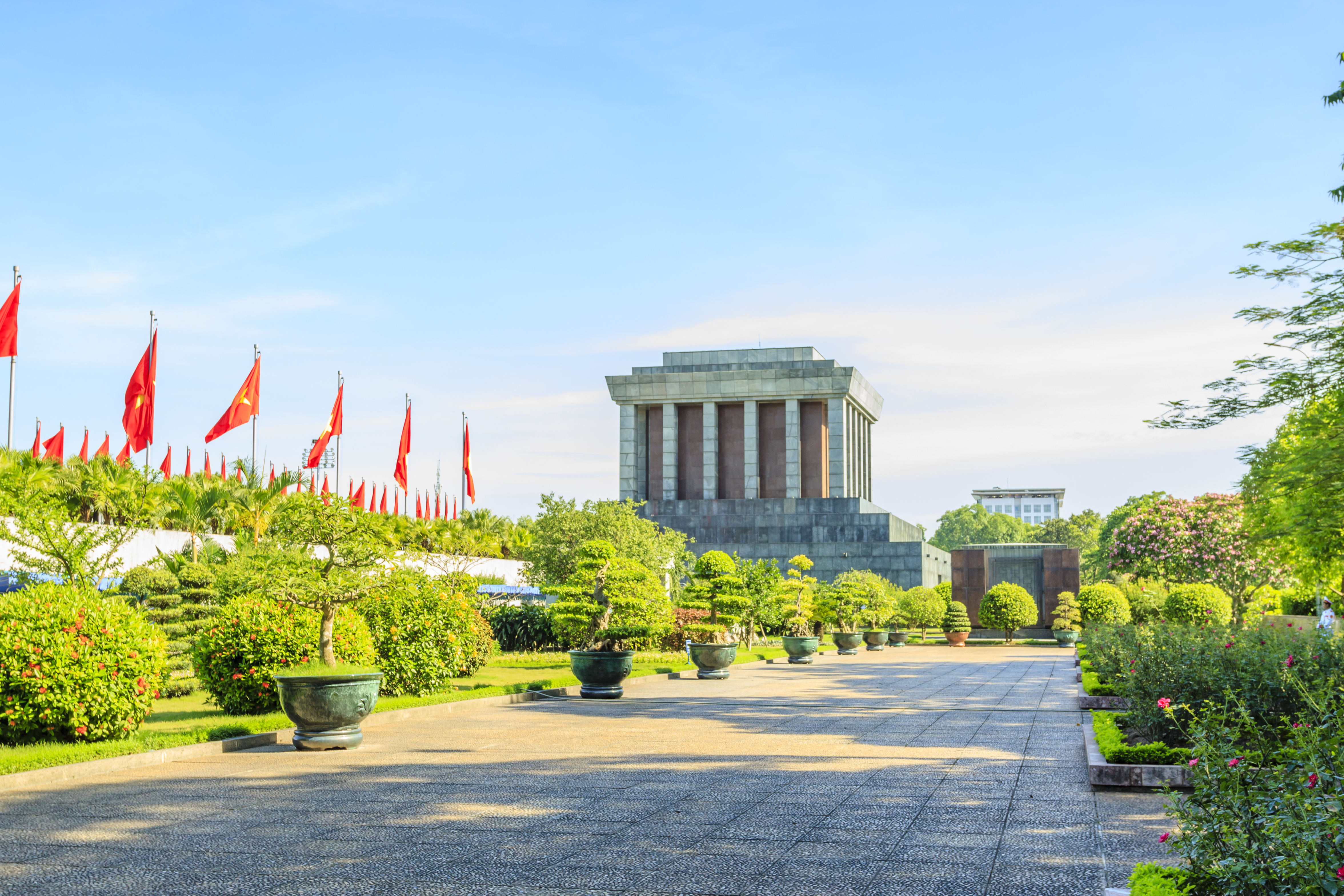Ho Chi Minh Mausoleet i Hanoi med røde flag og smukke haver