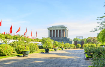 Ho Chi Minh Mausoleet i Hanoi med røde flag og smukke haver