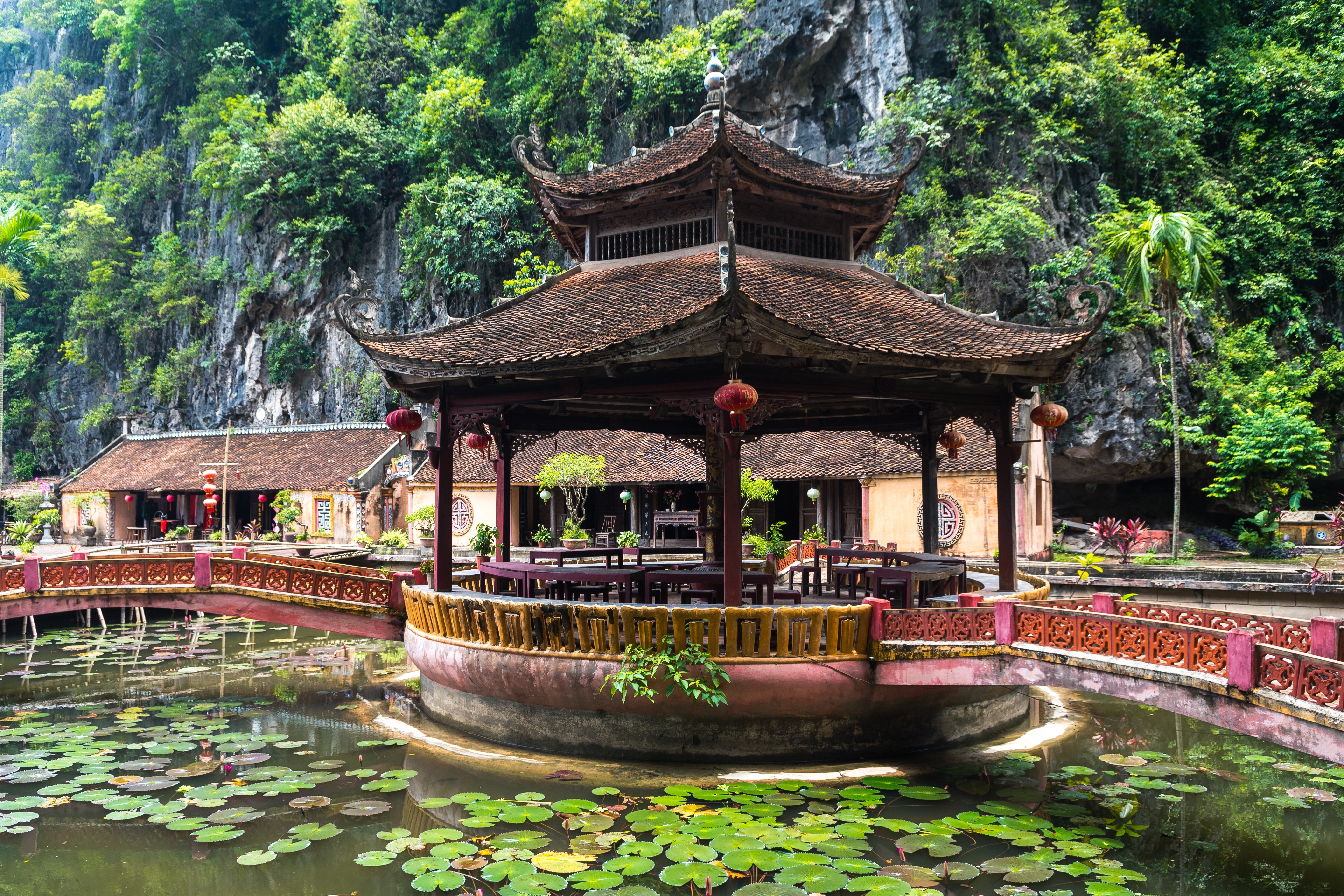 Traditionel vietnamesisk pagode-pavillon omgivet af lotusdamm ved Hoa Lu i Ninh Binh, Vietnam