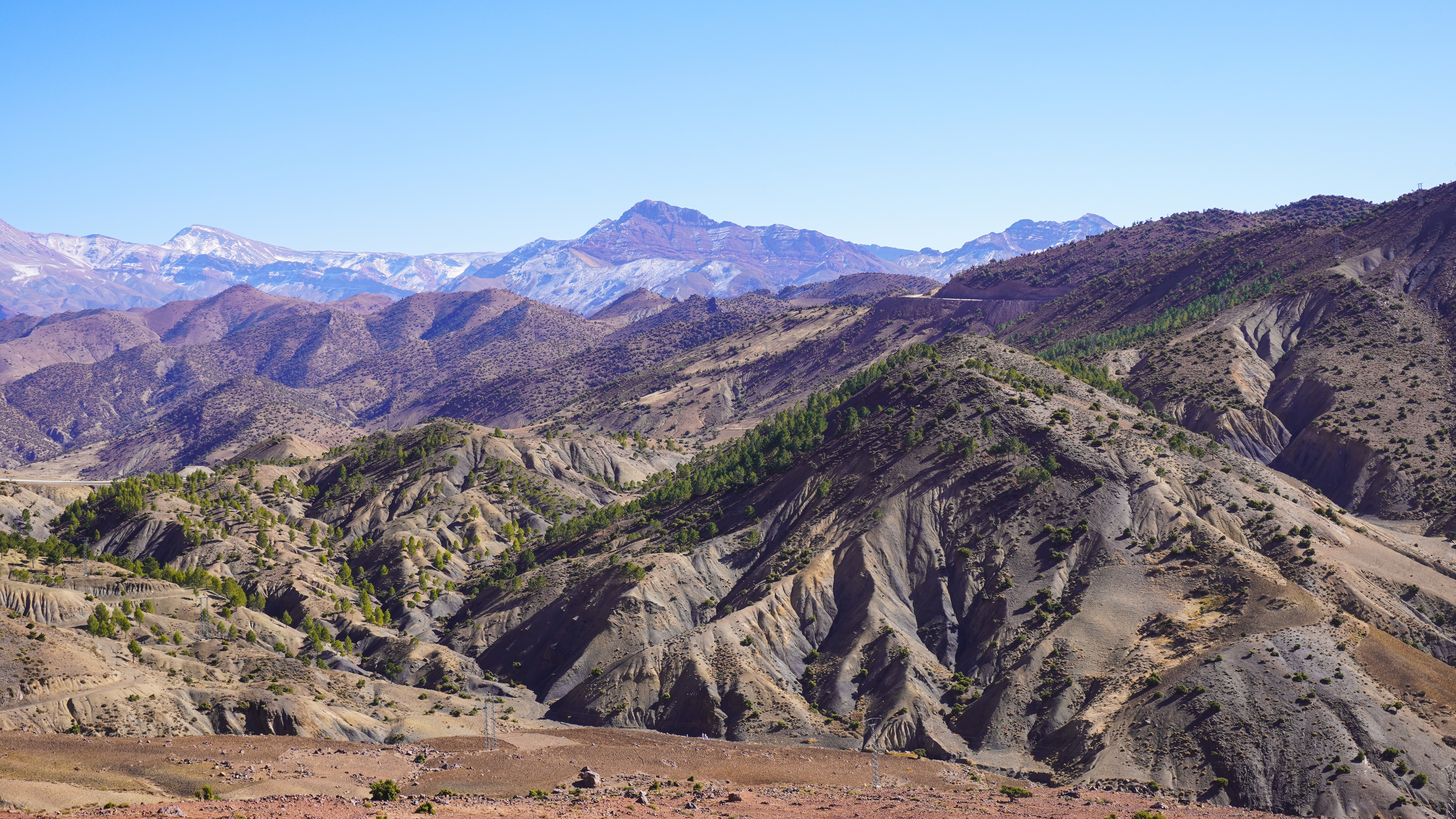 Betagende udsigt over Høje Atlasbjerge i Marokko med dramatiske landskaber og dale på rundrejse blandt berbere