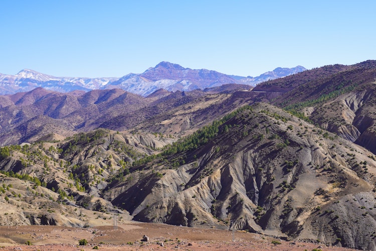 Betagende udsigt over Høje Atlasbjerge i Marokko med dramatiske landskaber og dale på rundrejse blandt berbere
