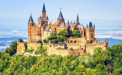 Hohenzollern Slot tronende på en skovklædt bakke i Baden-Württemberg, Tyskland