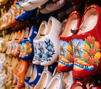 Traditionelle hollandske træsko med tulipaner og møller i Amsterdam souvenirbutik
