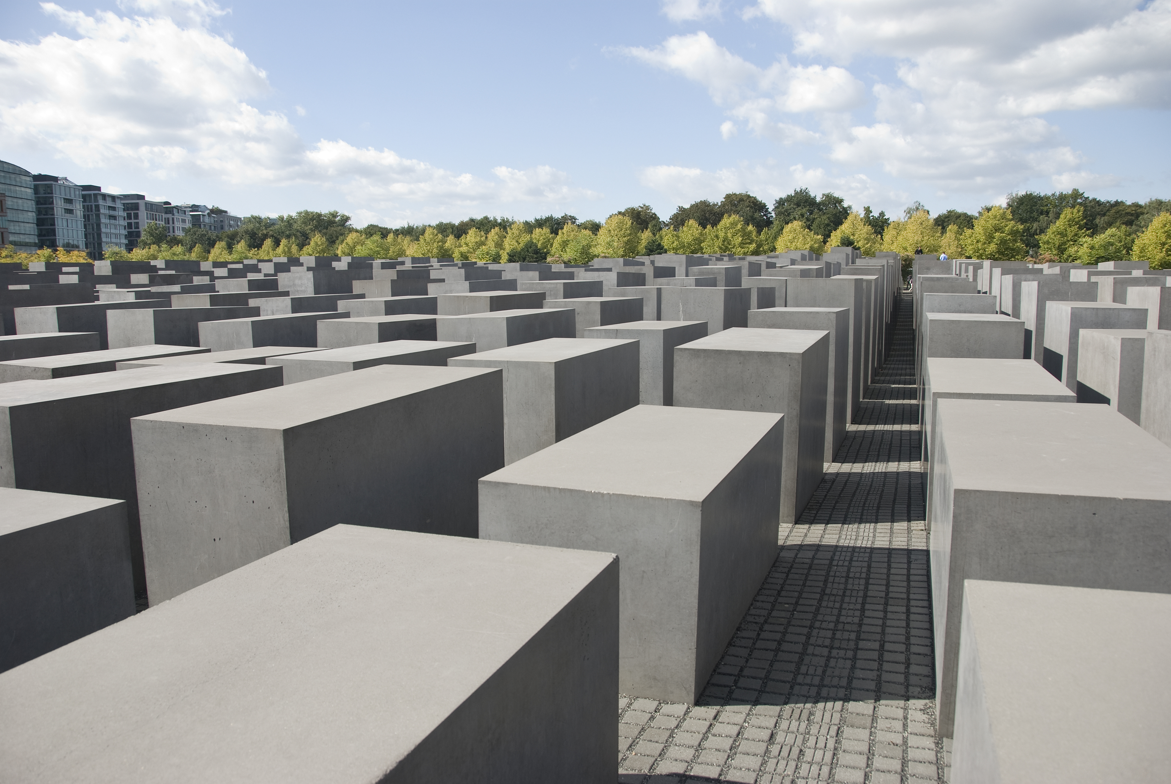 Holocaust Mindesmærke i Berlin med grå betonblokke og turister der besøger det symbolske monument