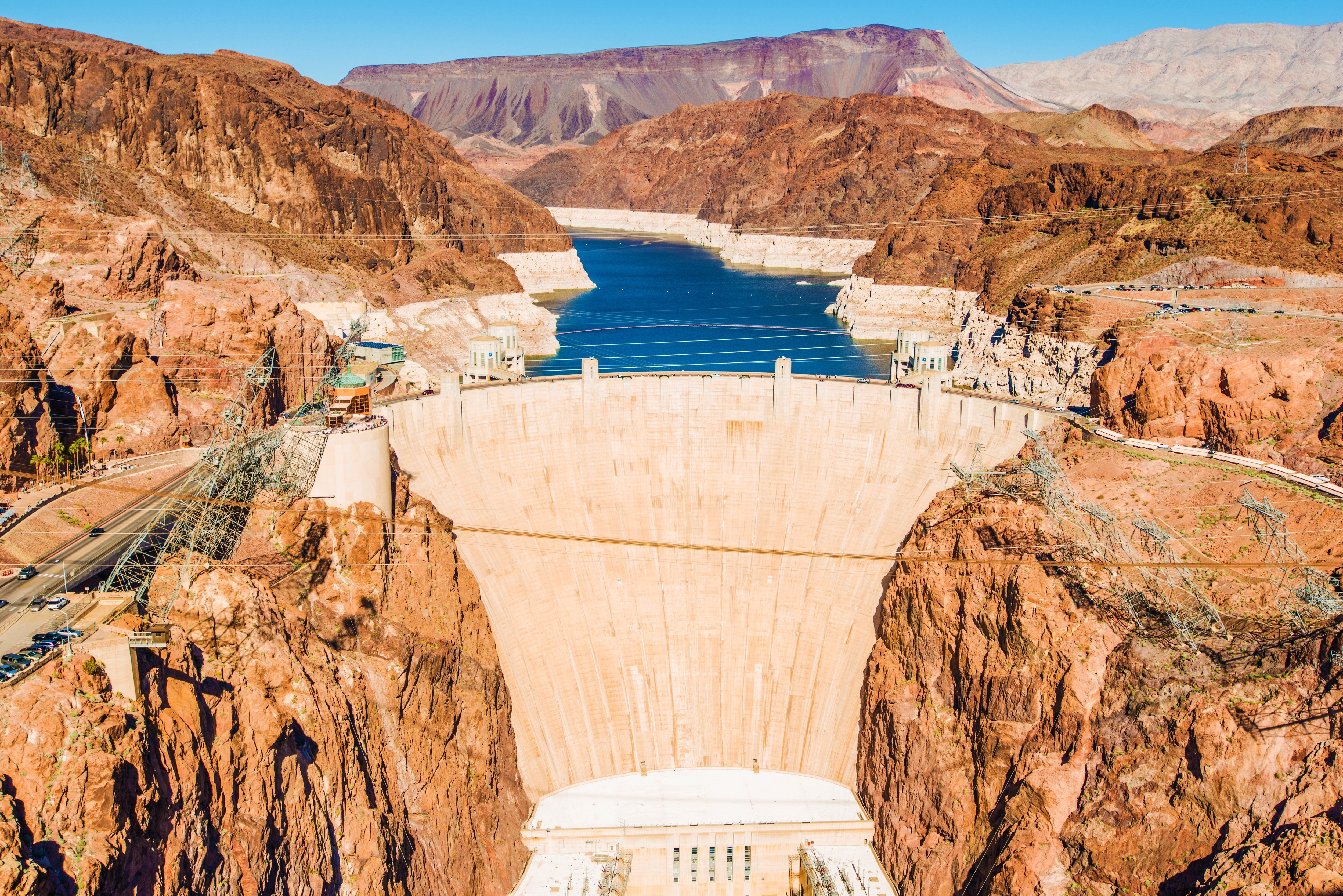 Hoover Dam spænder over Colorado River mellem Nevada og Arizona med Lake Mead reservoir