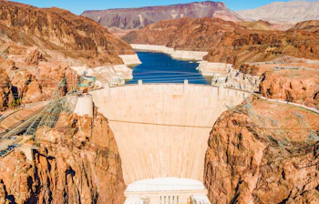 Hoover Dam spænder over Colorado River mellem Nevada og Arizona med Lake Mead reservoir