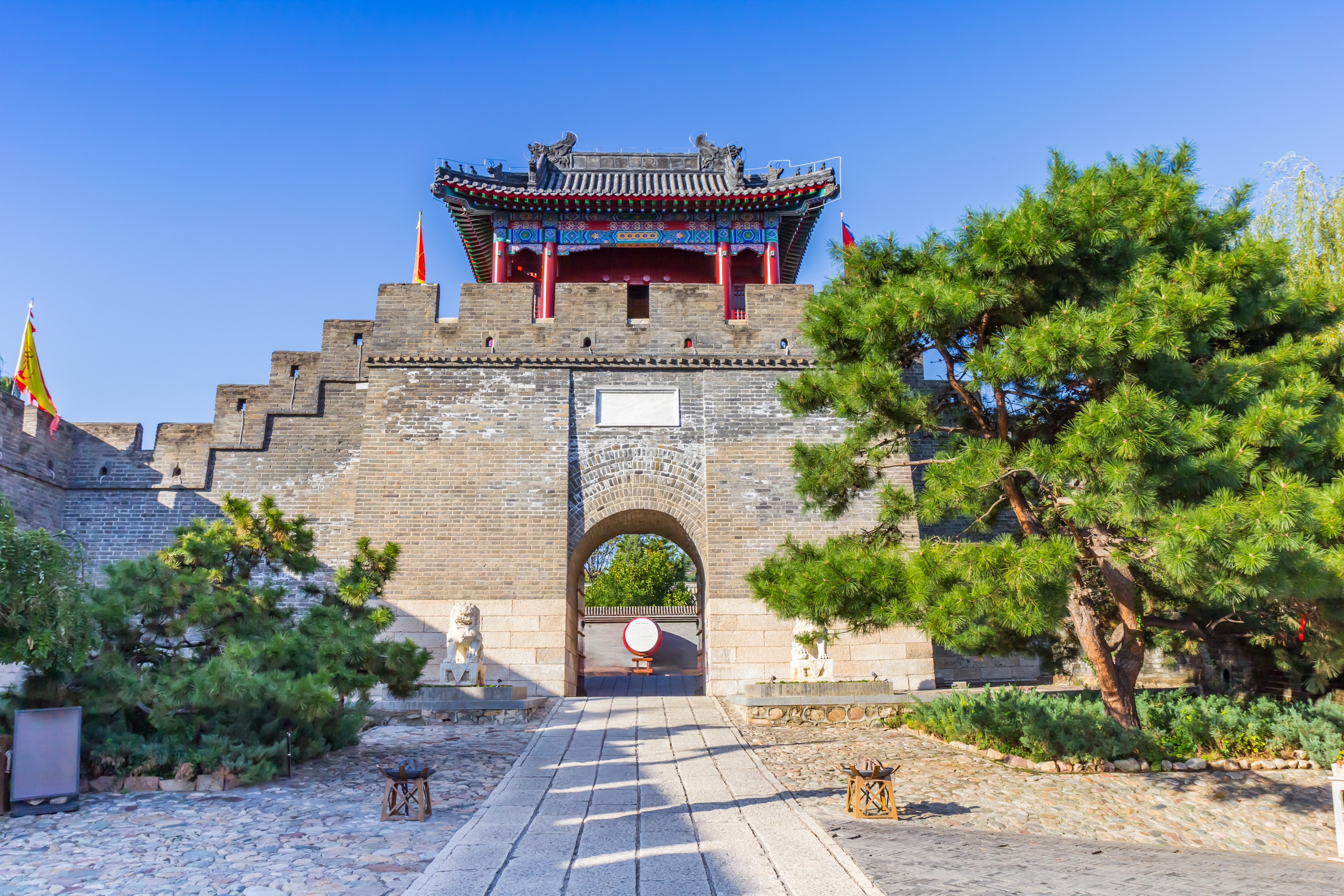 Historisk kinesisk porttårn med traditionel arkitektur ved Huangyaguan-sektionen af Den Kinesiske Mur i Tianjin