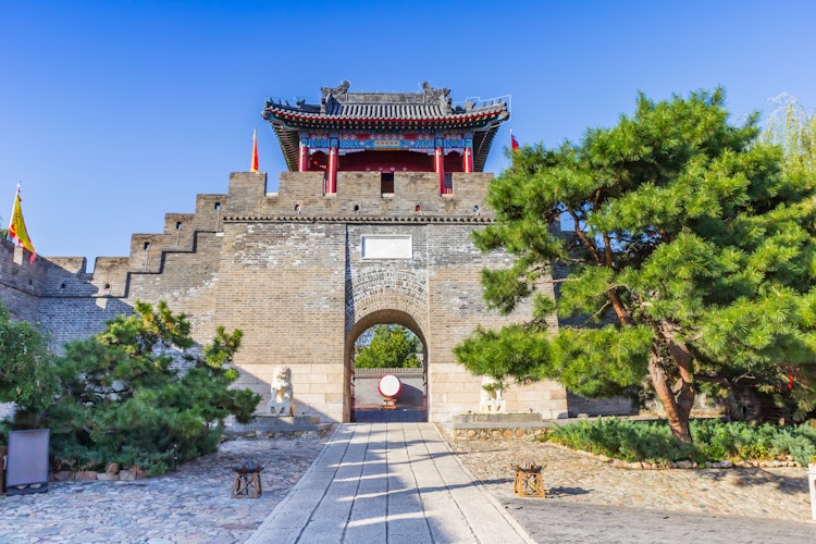 Historisk kinesisk porttårn med traditionel arkitektur ved Huangyaguan-sektionen af Den Kinesiske Mur i Tianjin