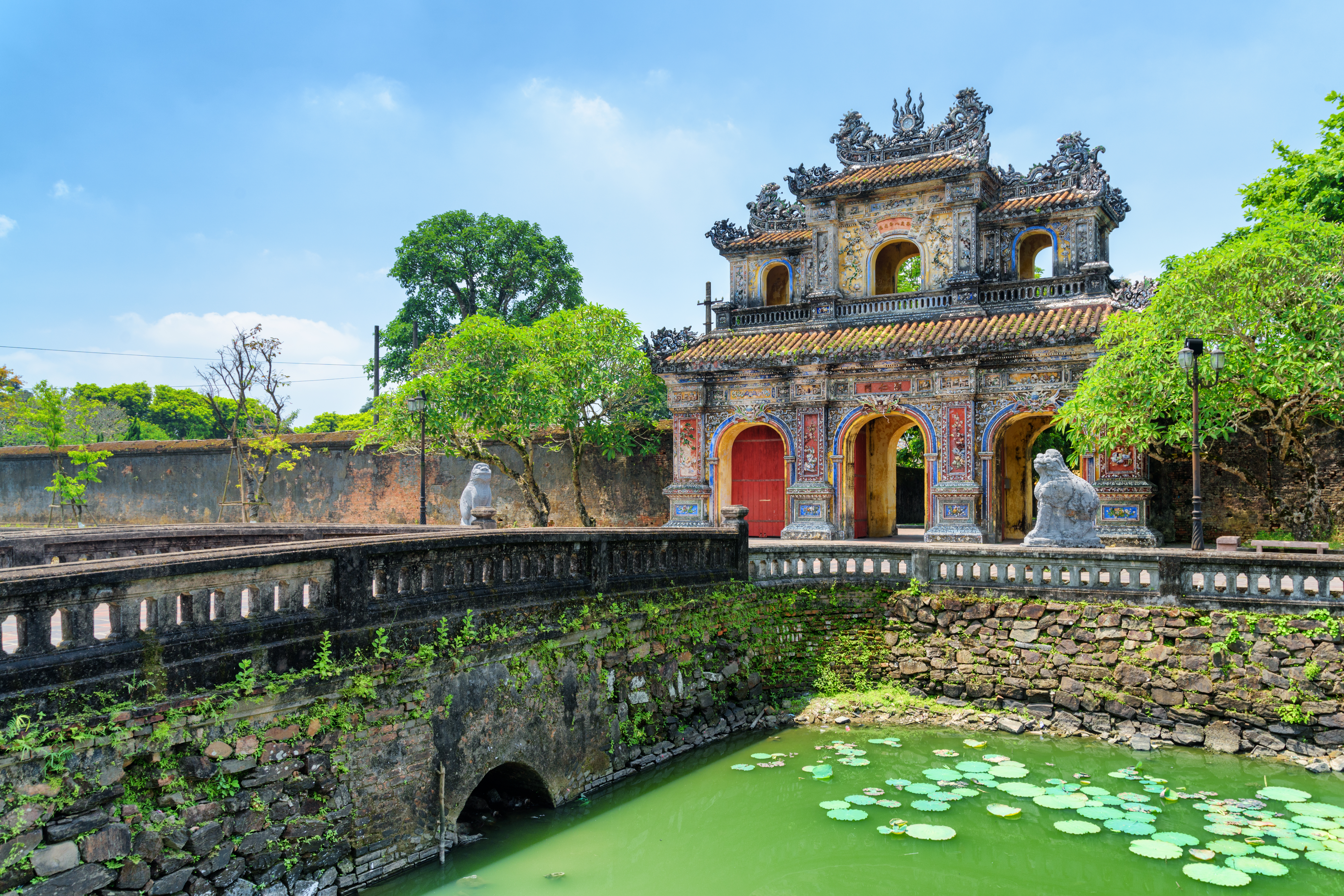 Kejserlig citadelport med traditionel arkitektur og stenbroen over voldgrav i Hue, Vietnam
