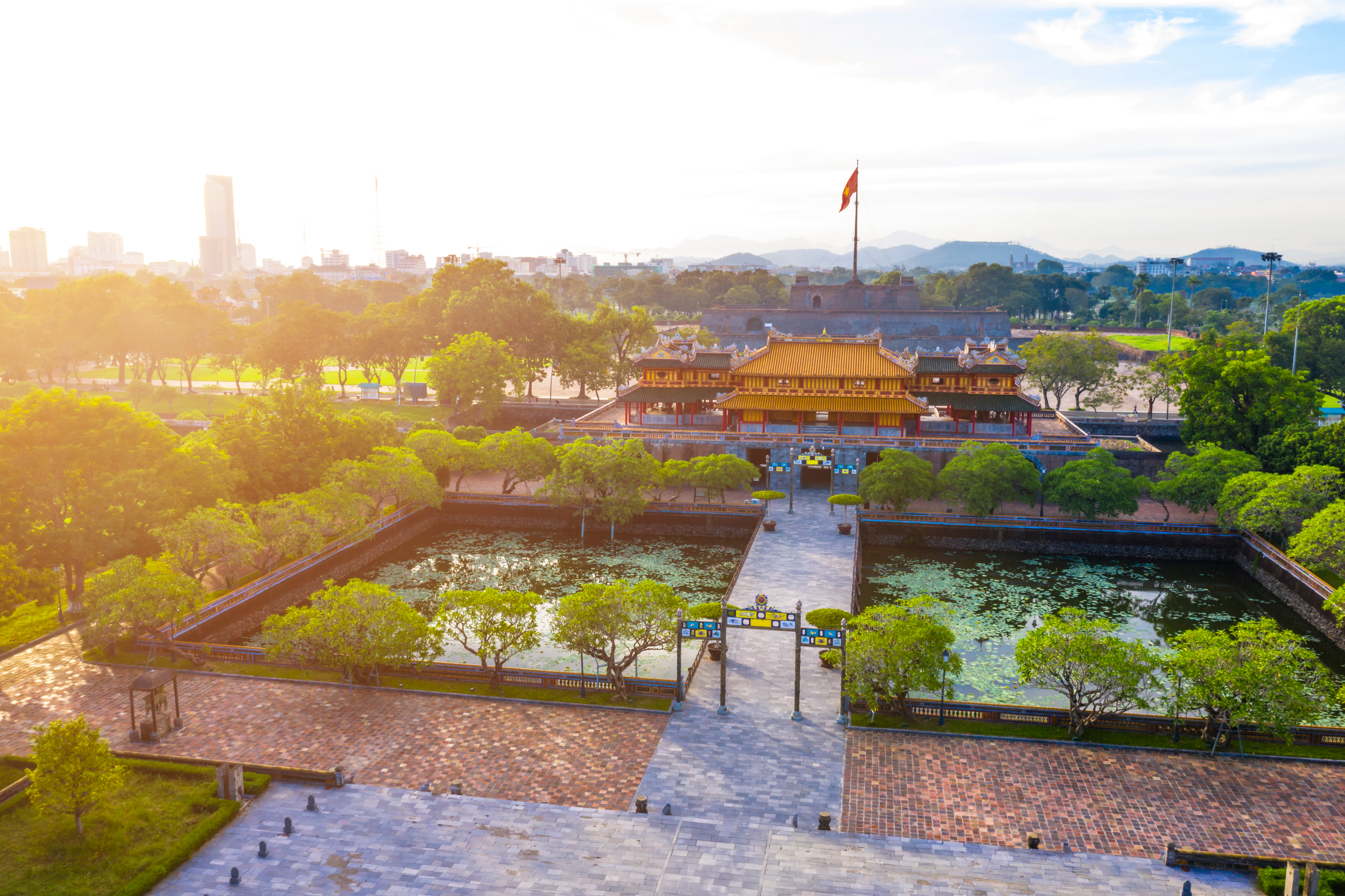 Luftfoto af den kejserlige stad Hue i Vietnam med traditionel paladsarkitektur og voldgrav