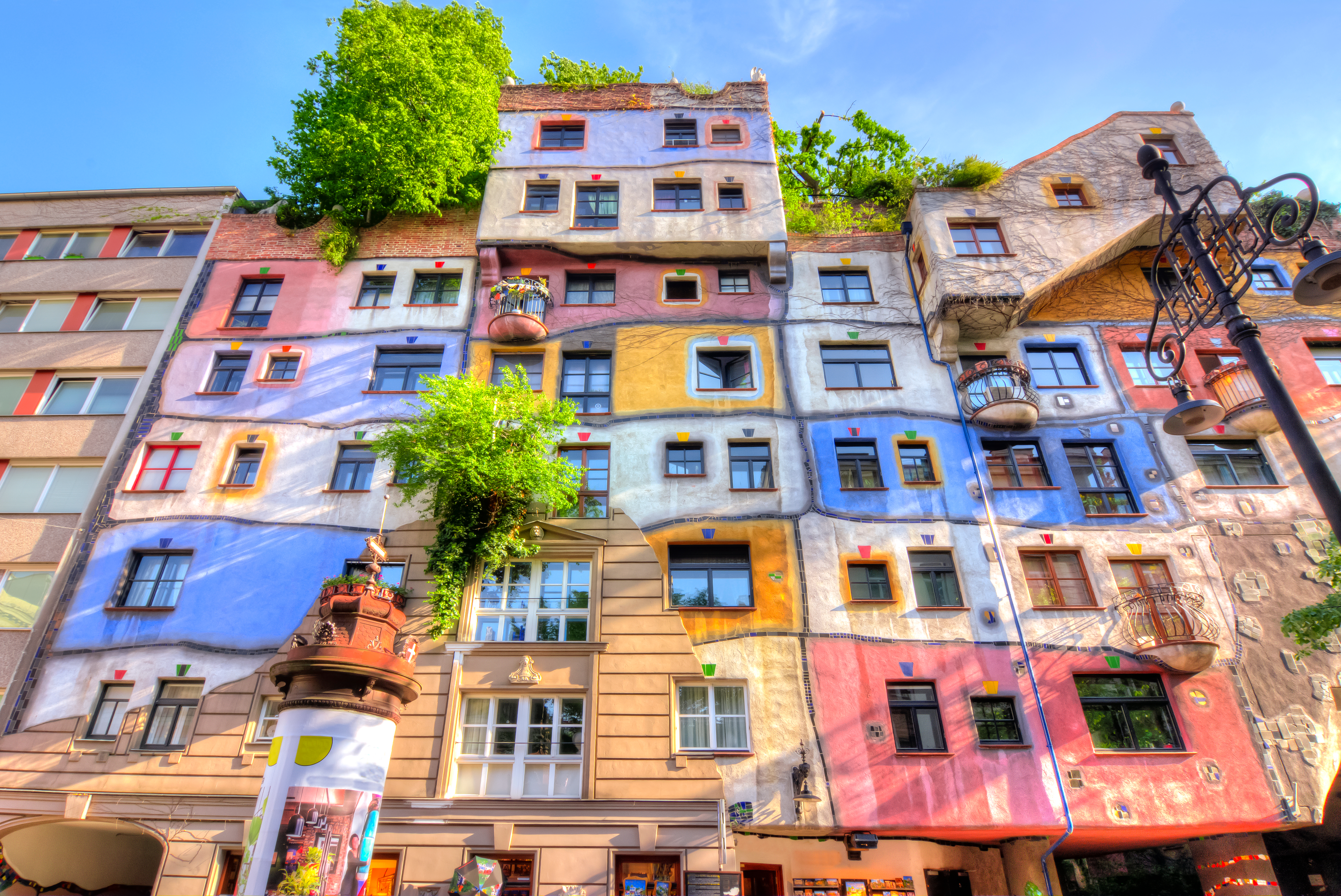 Farverige Hundertwasser Hus med unik arkitektur i Wien Østrig