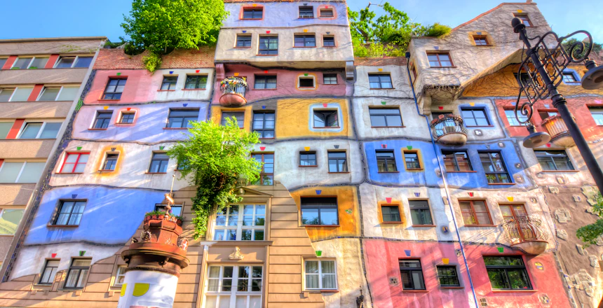 Farverige Hundertwasser Hus med unik arkitektur i Wien Østrig