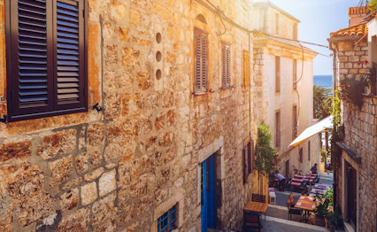 Middelalderlige stenbygninger og smalle gader i Hvar gamle by Kroatien