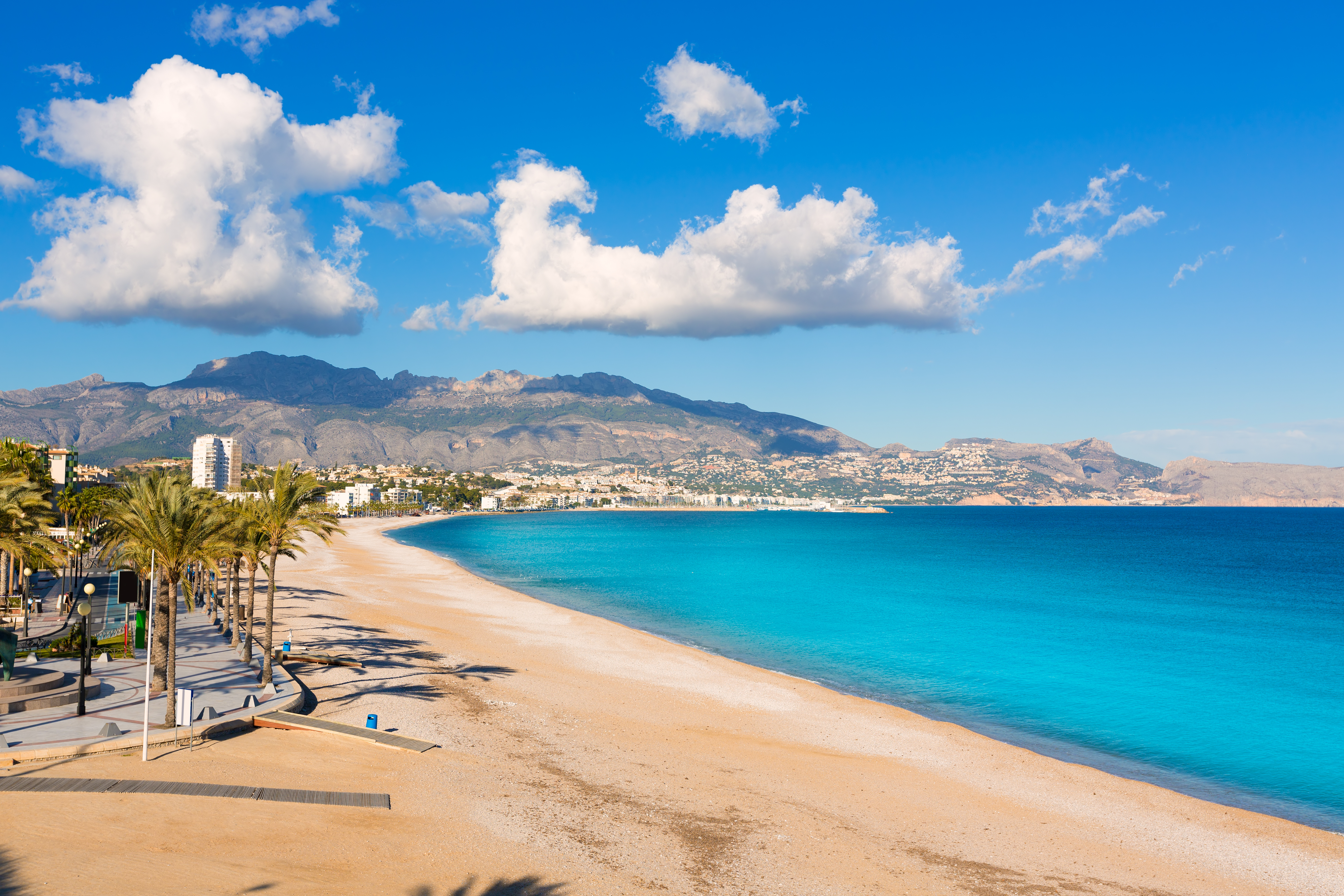Den smukke hvide stenstand Playa del Albir i Altea med azurblåt Middelhav under solrig himmel i Alicante, Spanien