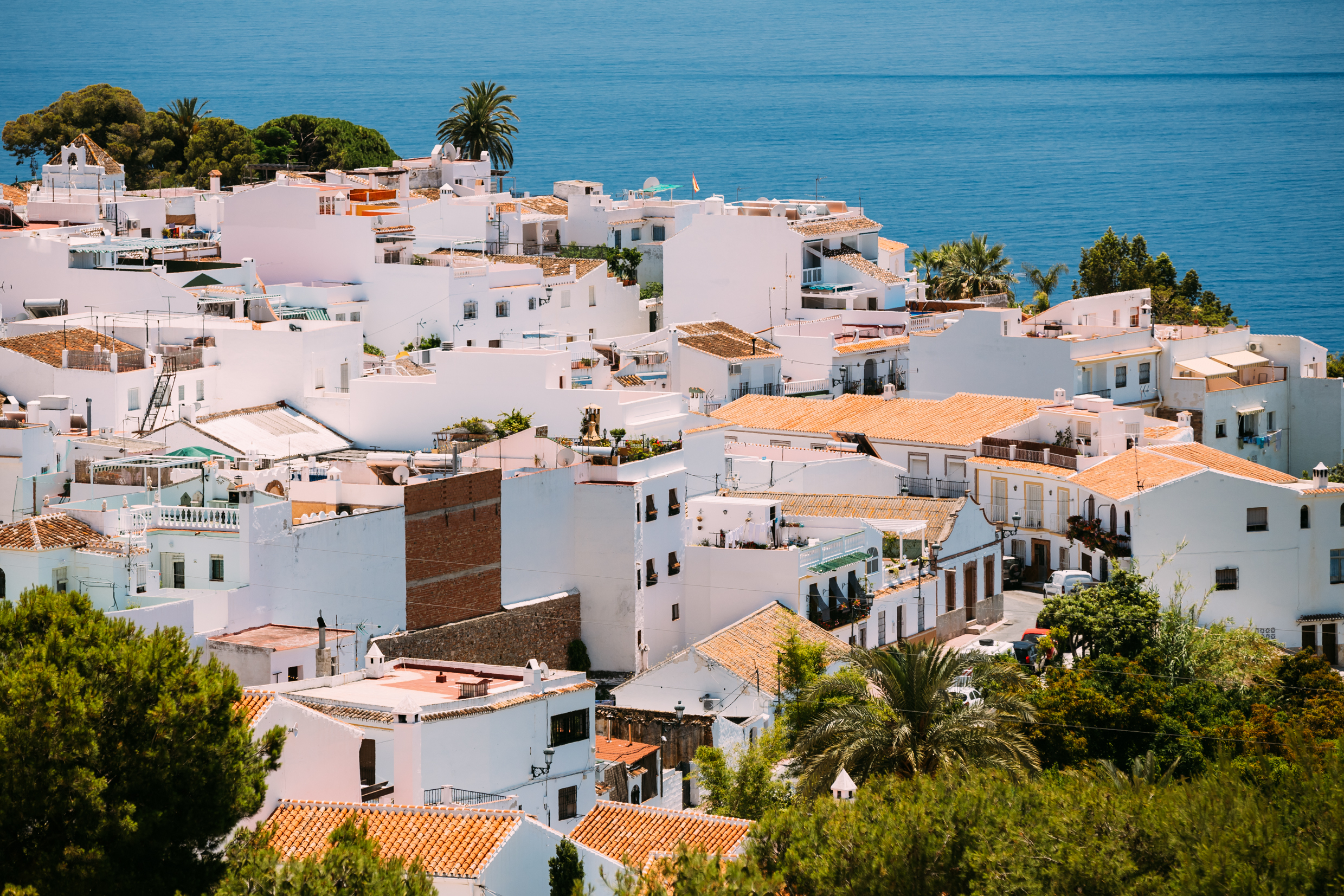 Smukke hvide andalusiske huse ved Middelhavets kyst i Spanien
