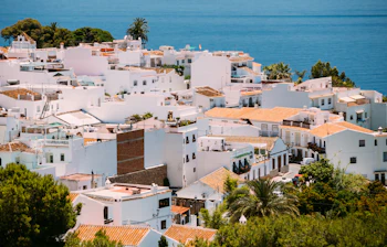 Smukke hvide andalusiske huse ved Middelhavets kyst i Spanien