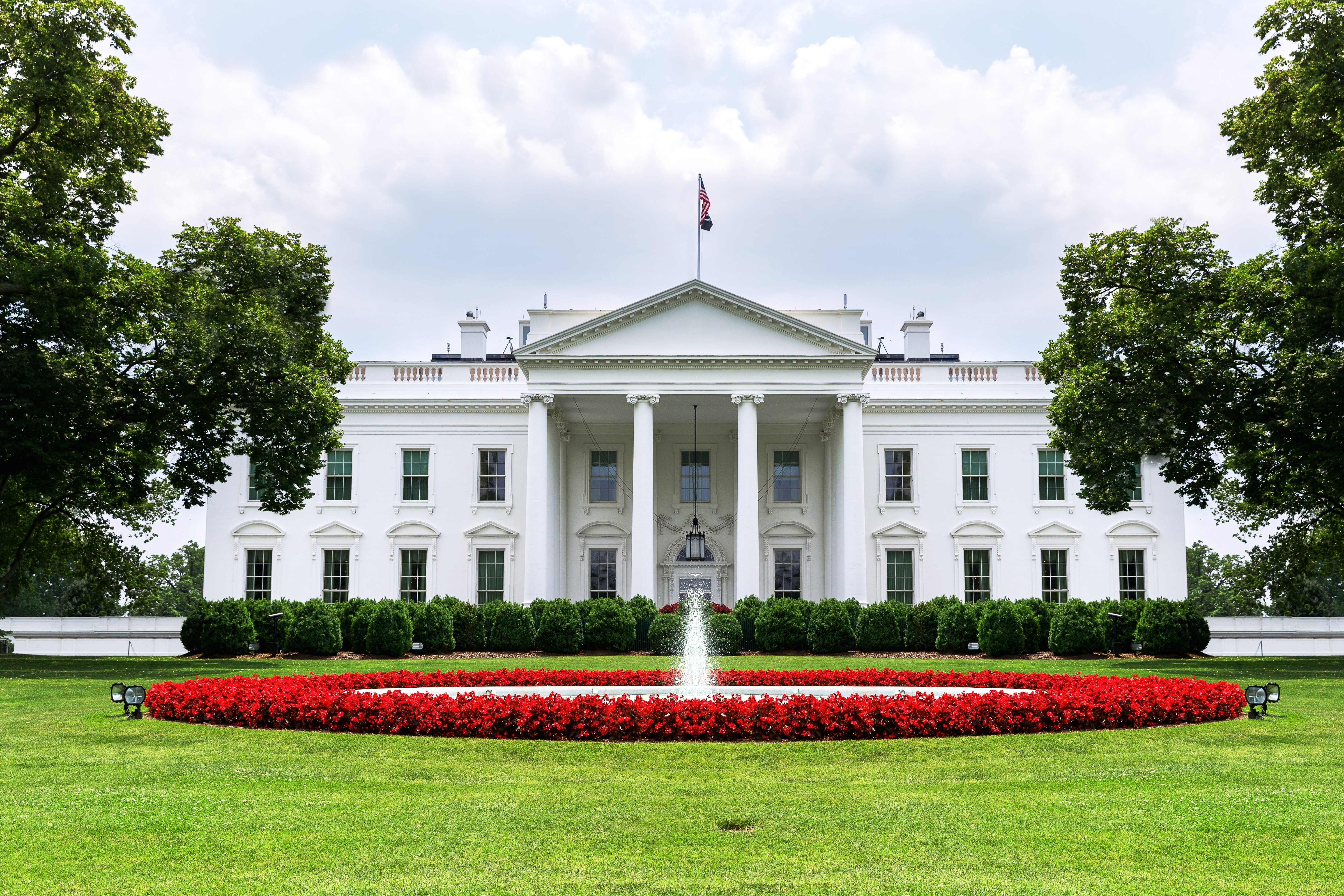 Det Hvide Hus med velplejet græsplæne og springvand i Washington DC, det ikoniske amerikanske præsidentbolig