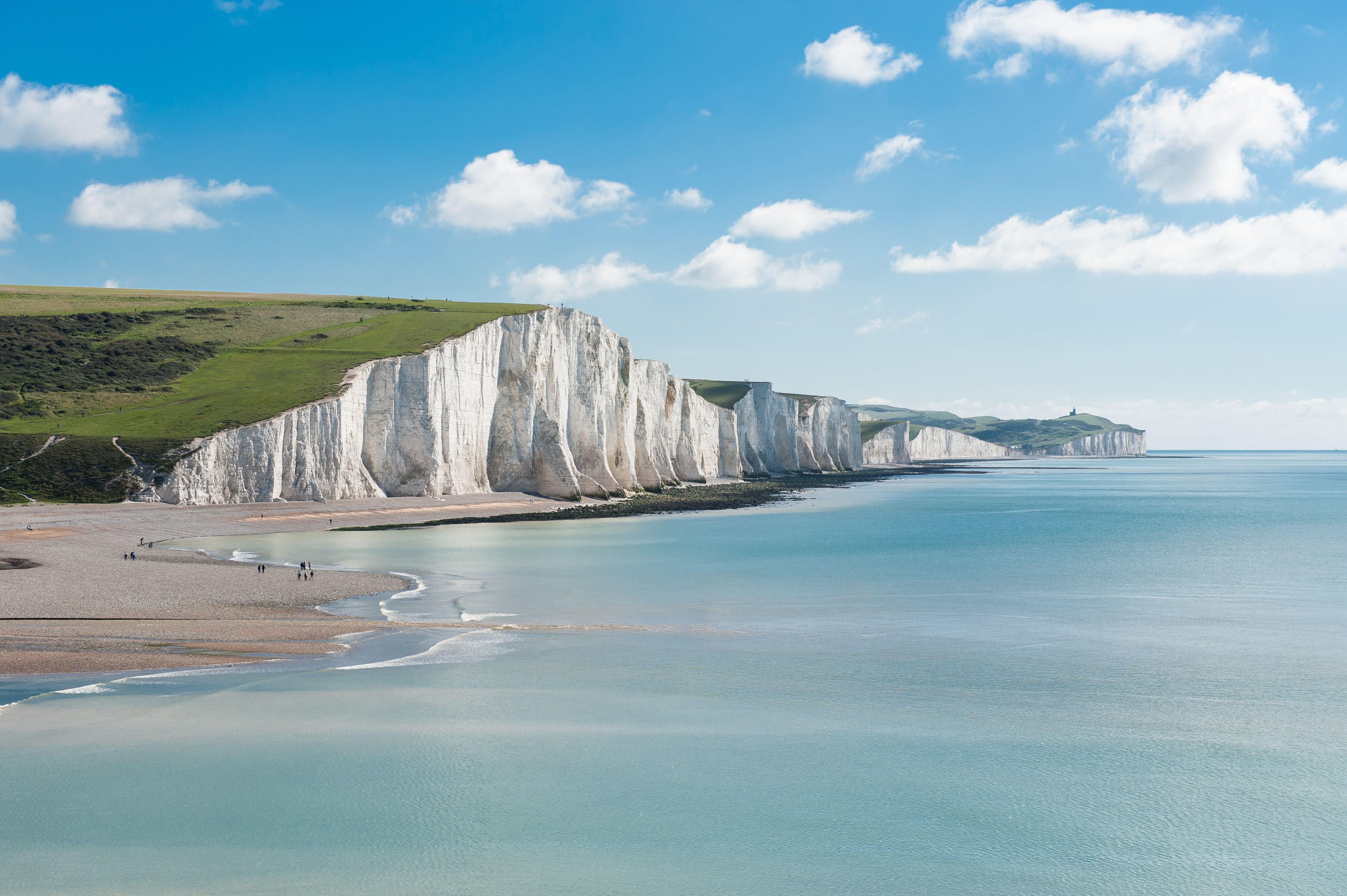 De berømte hvide kalkstensklinter ved Seven Sisters Nationalpark i Sydengland med turkisblåt hav og grønne bakker