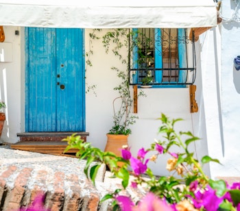 Den charmerende hvide landsby Frigiliana med smalle brostensbelagte gader og blomsterprydede huse i Andalusiens bjergrige landskab