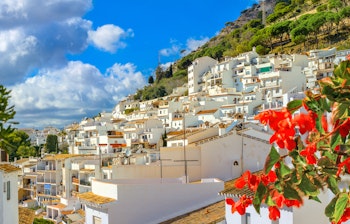 Betagende udsigt over den charmerende hvide landsby Mijas med traditionel andalusisk arkitektur beliggende i bjergene ved Costa del Sol i Spanien