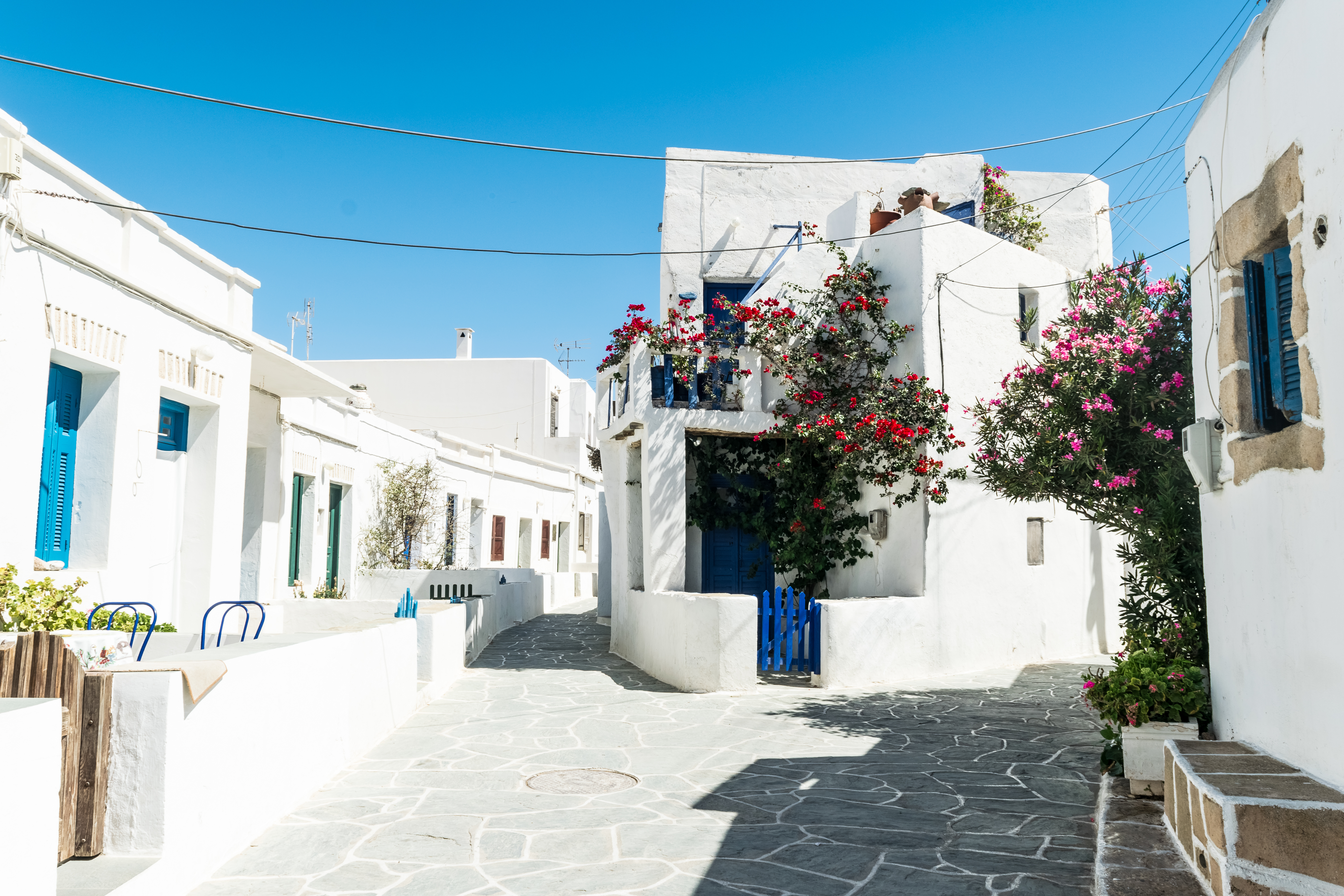 Malerisk hvid landsby med traditionel arkitektur og smalle gader på en bjergside, der repræsenterer den charmerende pueblo blanco Arcos de la Frontera i Andalusien - oplev de smukke hvidkalkede landsbyer i Sydspanien