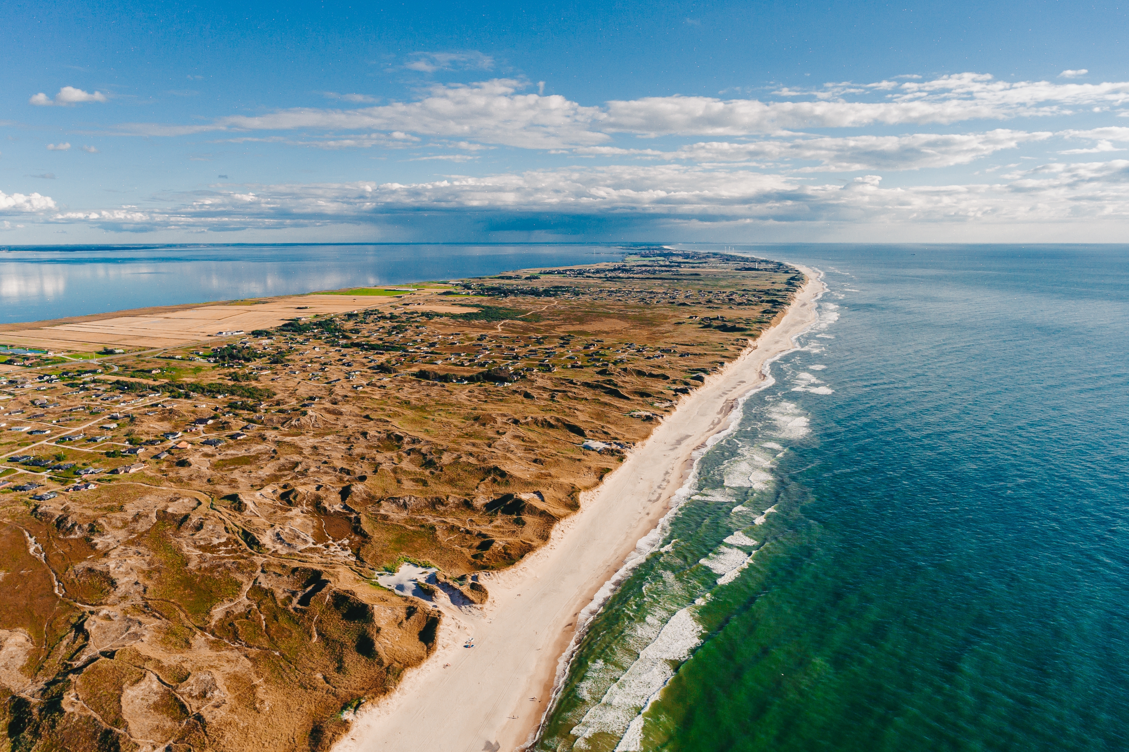 Luftfoto af Hvide Sande strand og Ringkøbing Fjord med sandklitter