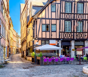 Charmerende bindingsværkshuse og udendørs restauranter i den historiske middelalderby Rouen i Normandiet, Frankrig