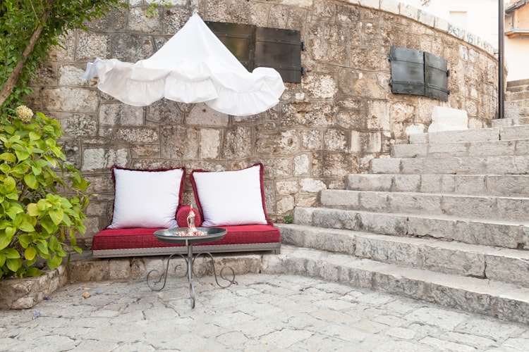 Charmerende udendørs cafe med farverige puder i den historiske by Mostar, Bosnien-Hercegovina