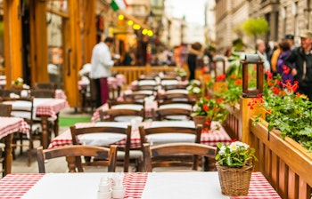Hyggelig udendørs restaurant med ternede duge på en charmerende gade i Budapest, Ungarn