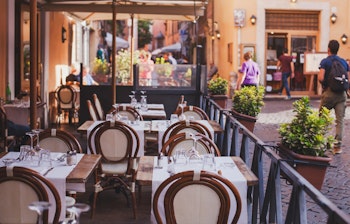 Romantisk udendørs restaurant med terrasse i Trastevere-kvarteret i Rom, perfekt til en autentisk italiensk madoplevelse på din rejse til Italien