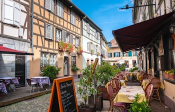 Idylliske cafeer med traditionelle bindingsvaerkshuse i det historiske Petite-France kvarter i Strasbourg
