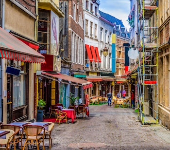 Charmerende turistgade med traditionelle restauranter og udendørs terrasser i det historiske centrum af Bruxelles, Belgien