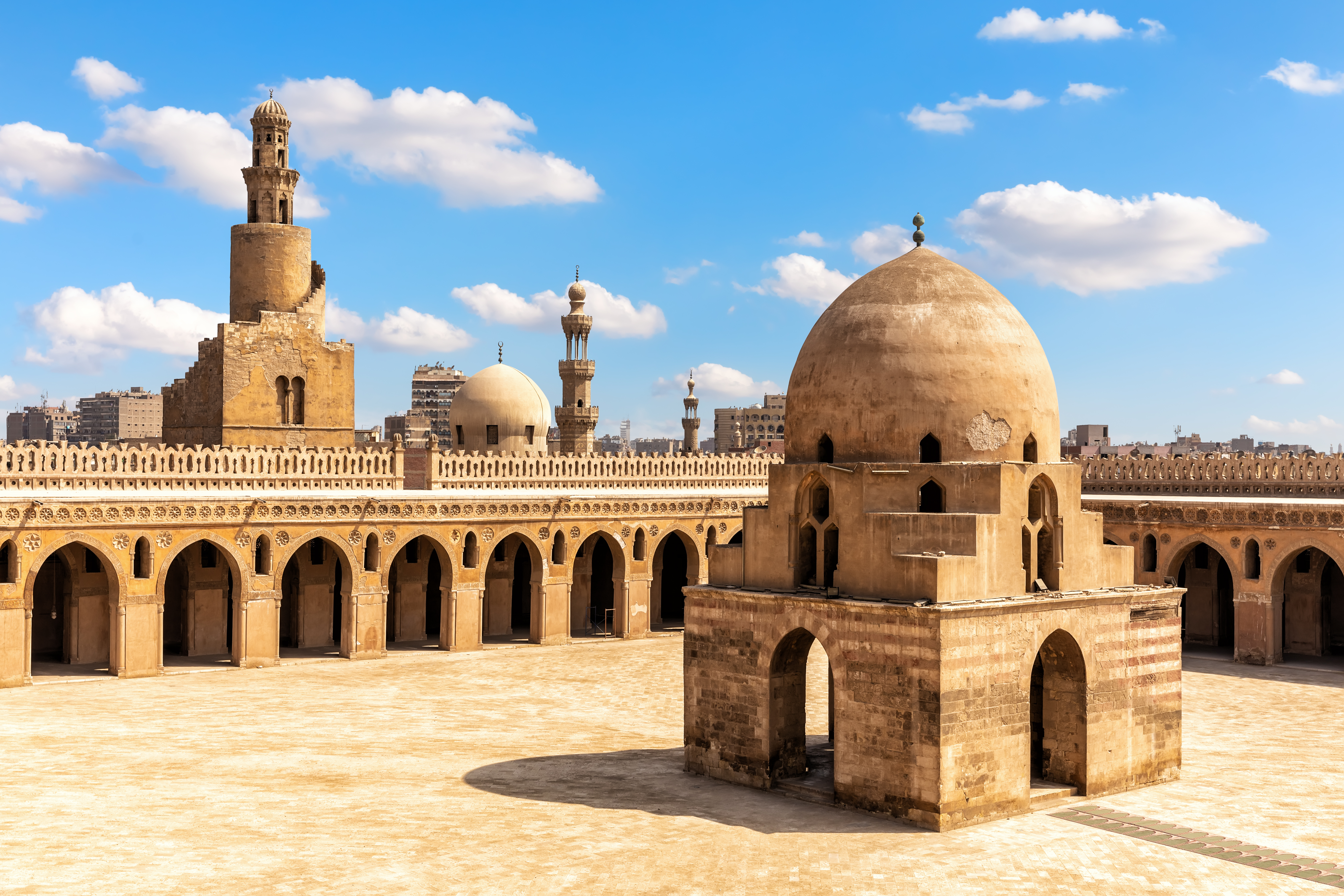 Ibn Tulun-moskeen i Kairo, Egypten, med den berømte spiralminaret, kuppel og buegang i det historiske gårdanlæg